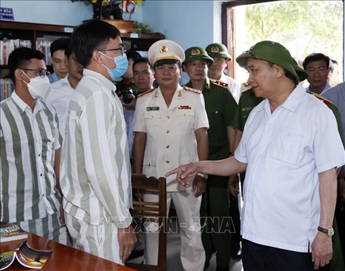 Chủ tịch nước Nguyễn Xuân Phúc kiểm tra công tác đặc xá tại Trại giam Xuân Lộc (Đồng Nai)